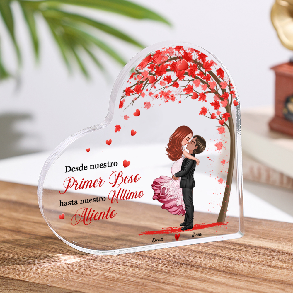 Placa de acrílico en forma de corazón de pareja abrazada con 2 nombres y figuras personalizados | Jessemade