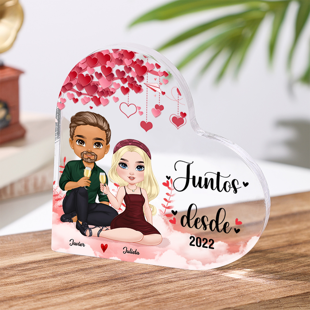 Placa de acrílico en forma de corazón de pareja sentada brindando con 2 nombres, figuras y año personalizados | Jessemade