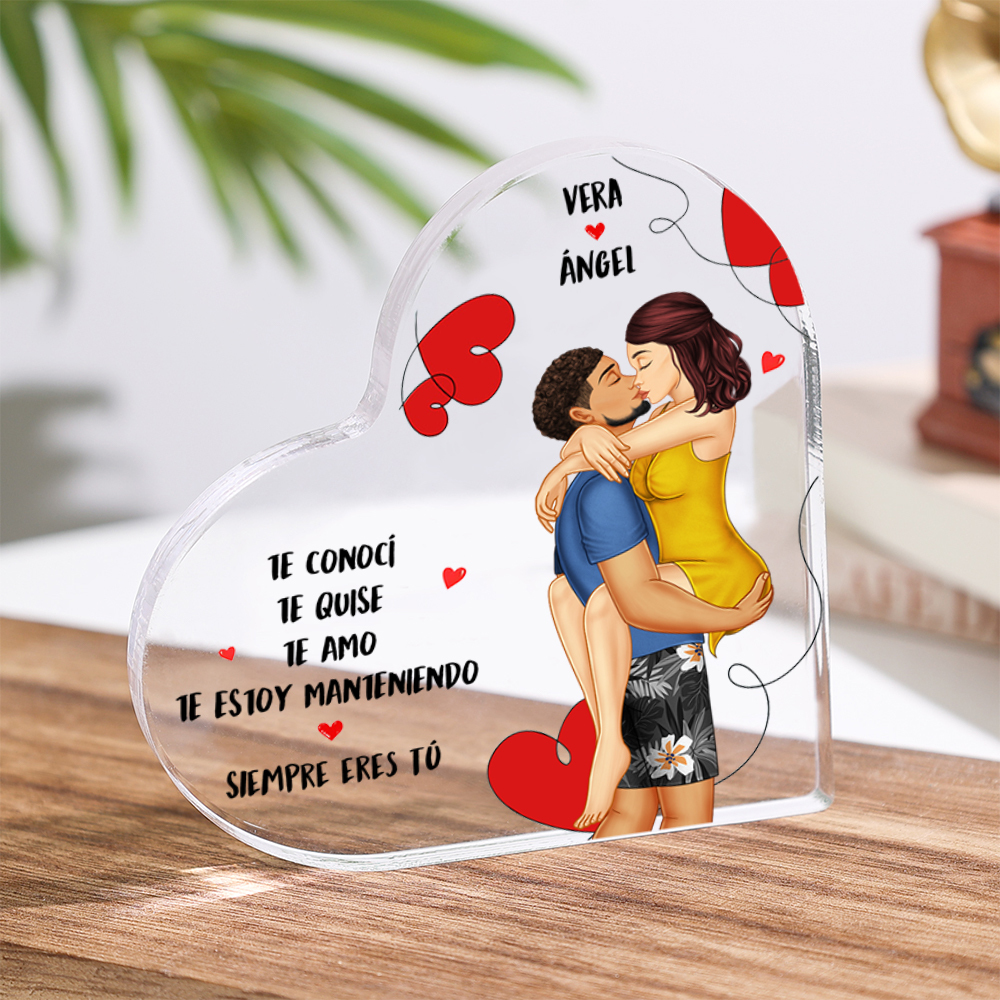 Placa de acrílico en forma de corazón de pareja abrazando con 2 nombres y figuras personalizados | Jessemade