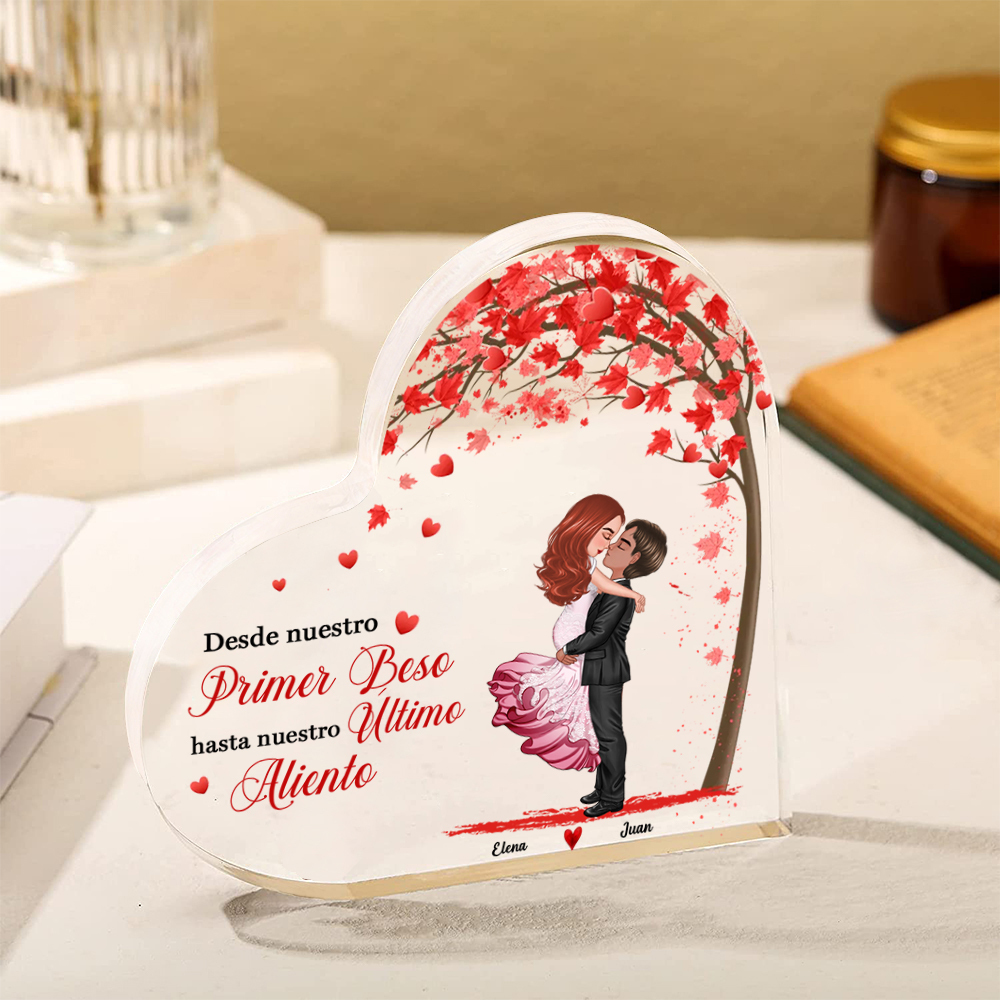 Placa de acrílico en forma de corazón de pareja abrazada con 2 nombres y figuras personalizados | Jessemade