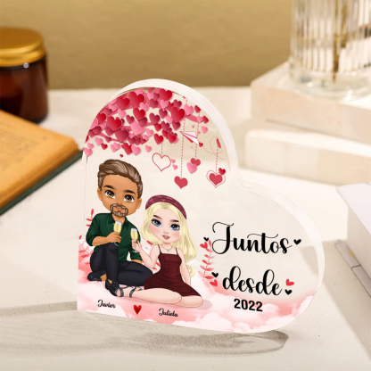 Placa de acrílico en forma de corazón de pareja sentada brindando con 2 nombres, figuras y año personalizados | Jessemade