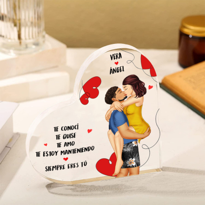 Placa de acrílico en forma de corazón de pareja abrazando con 2 nombres y figuras personalizados | Jessemade