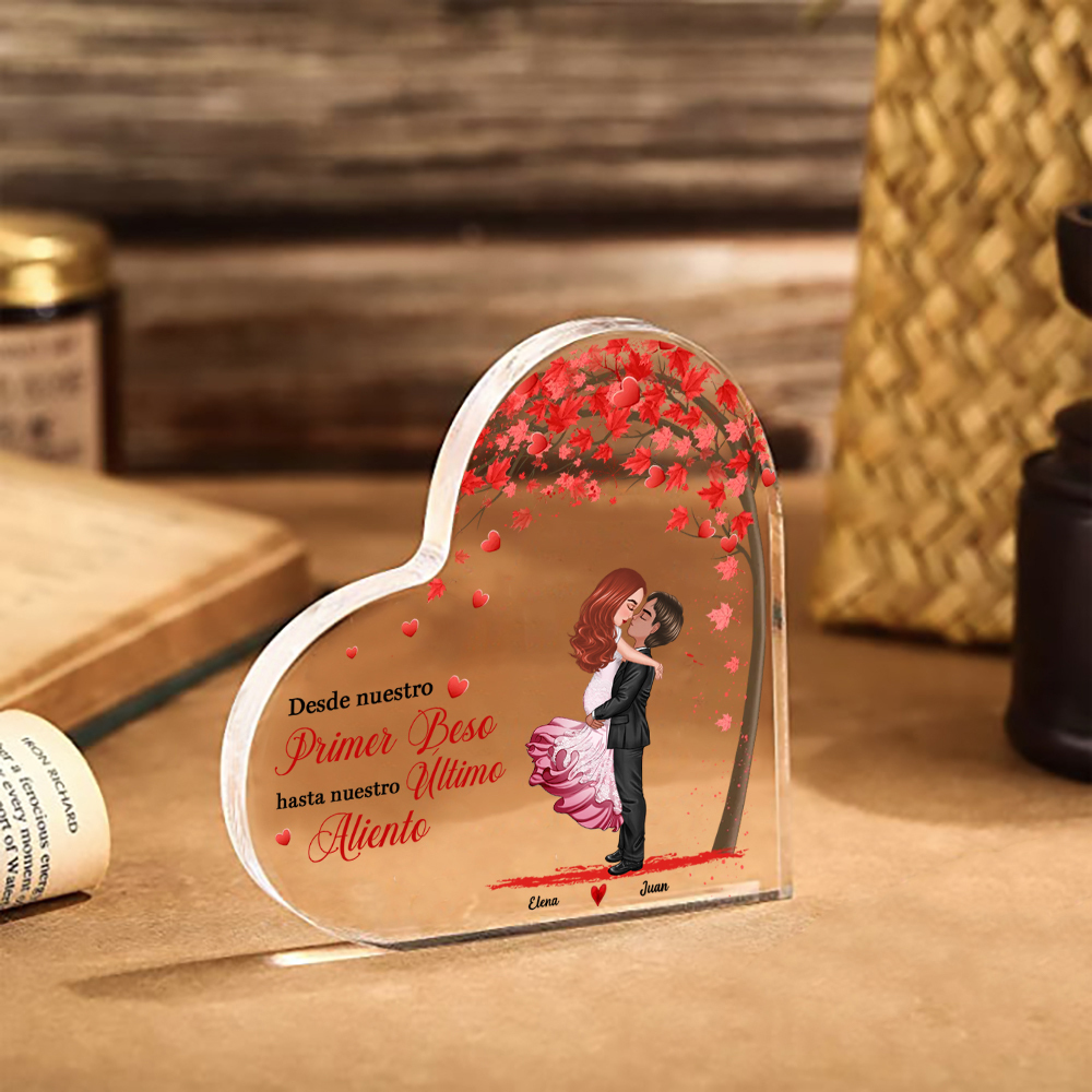 Placa de acrílico en forma de corazón de pareja abrazada con 2 nombres y figuras personalizados | Jessemade