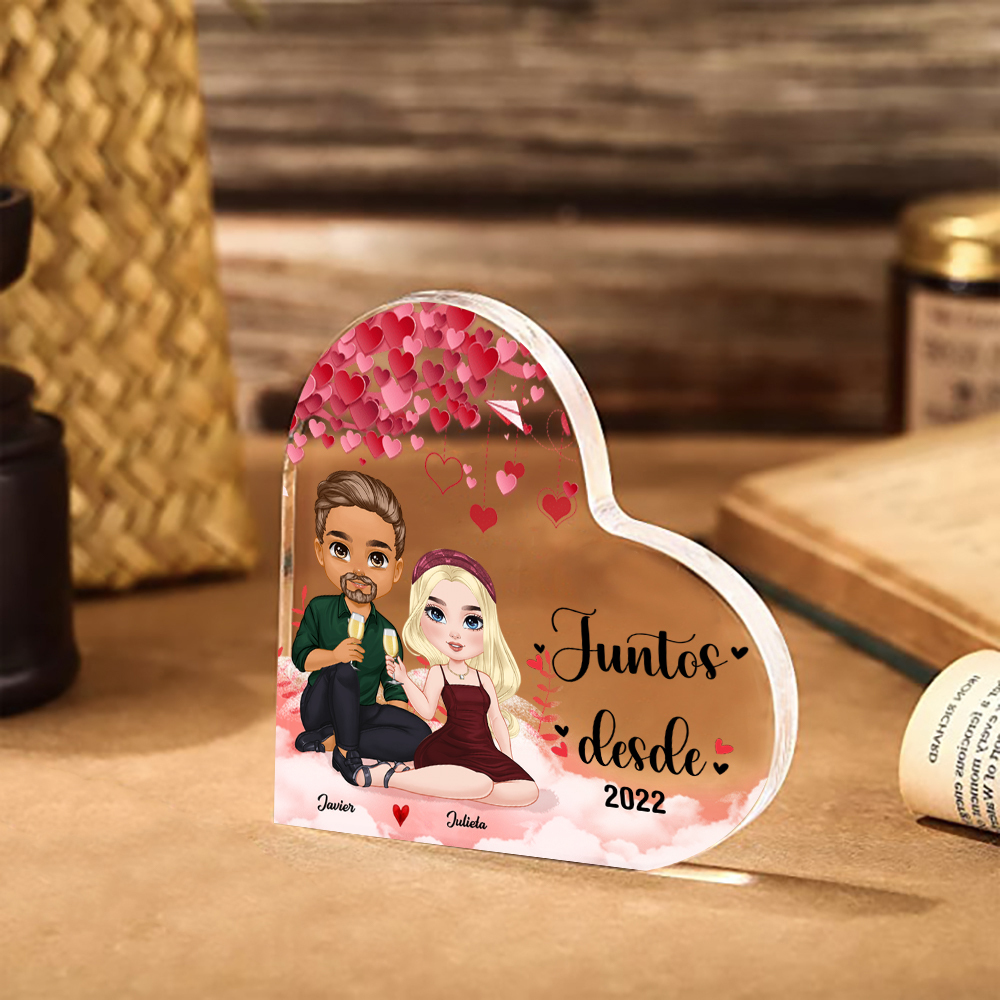 Placa de acrílico en forma de corazón de pareja sentada brindando con 2 nombres, figuras y año personalizados | Jessemade