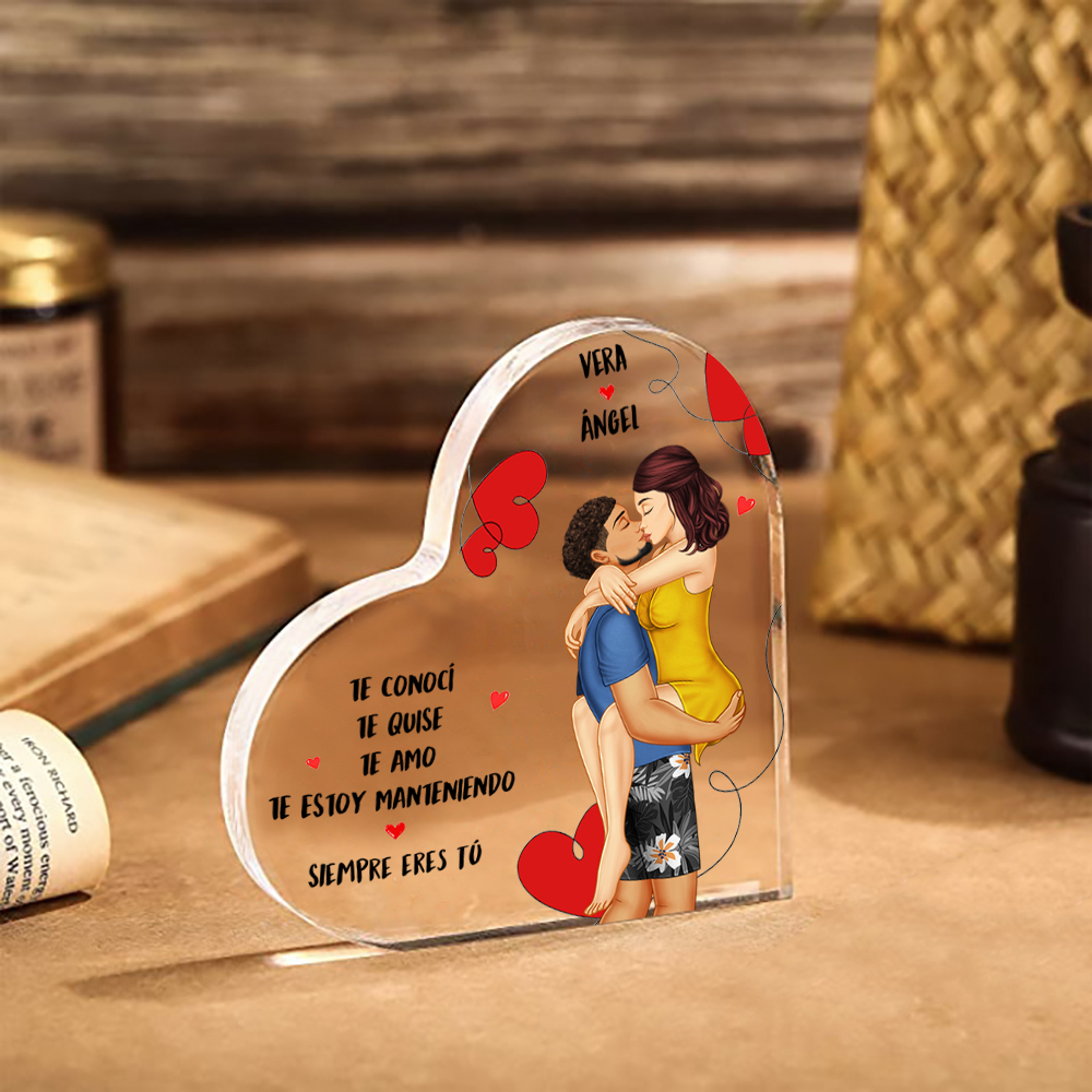 Placa de acrílico en forma de corazón de pareja abrazando con 2 nombres y figuras personalizados | Jessemade