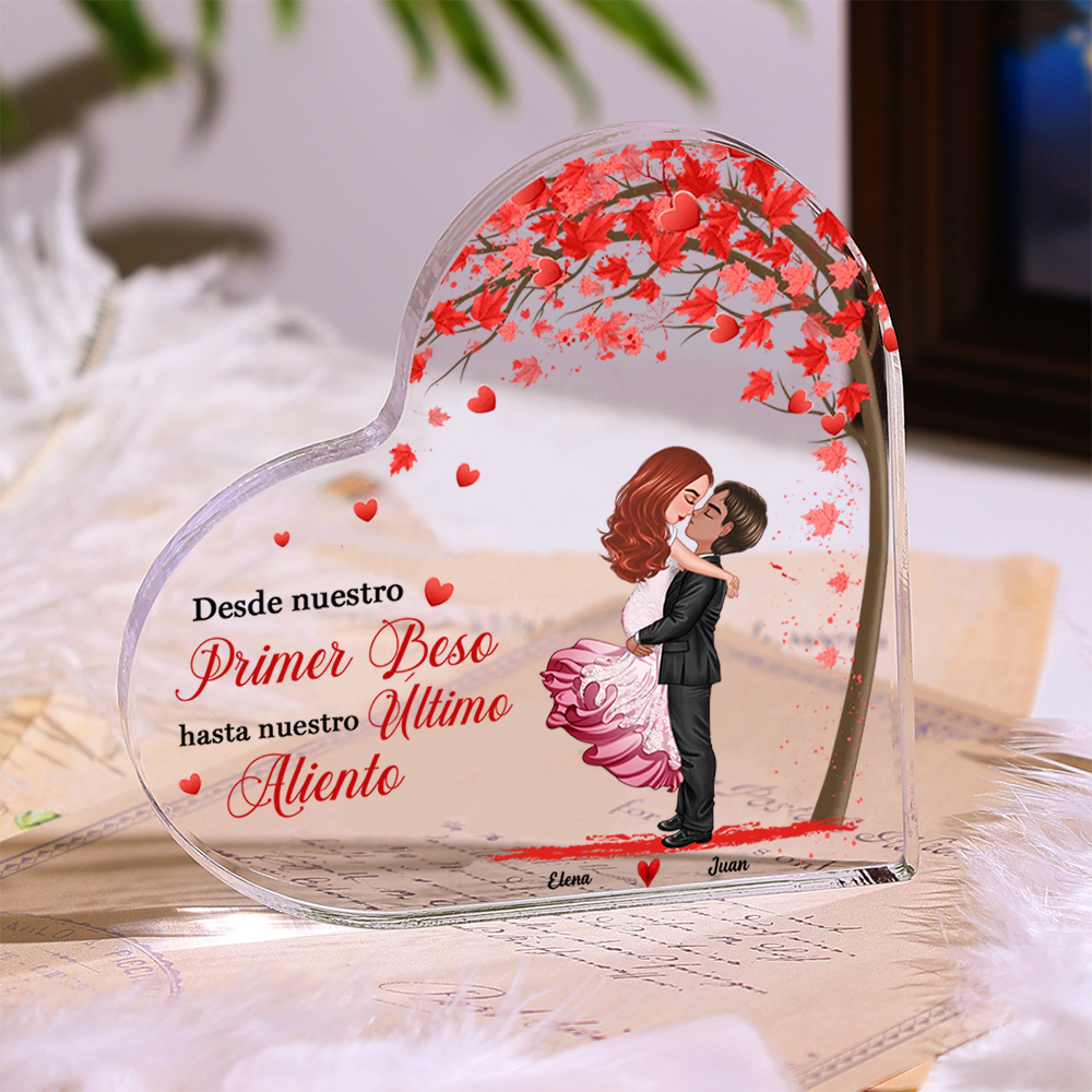 Placa de acrílico en forma de corazón de pareja abrazada con 2 nombres y figuras personalizados | Jessemade