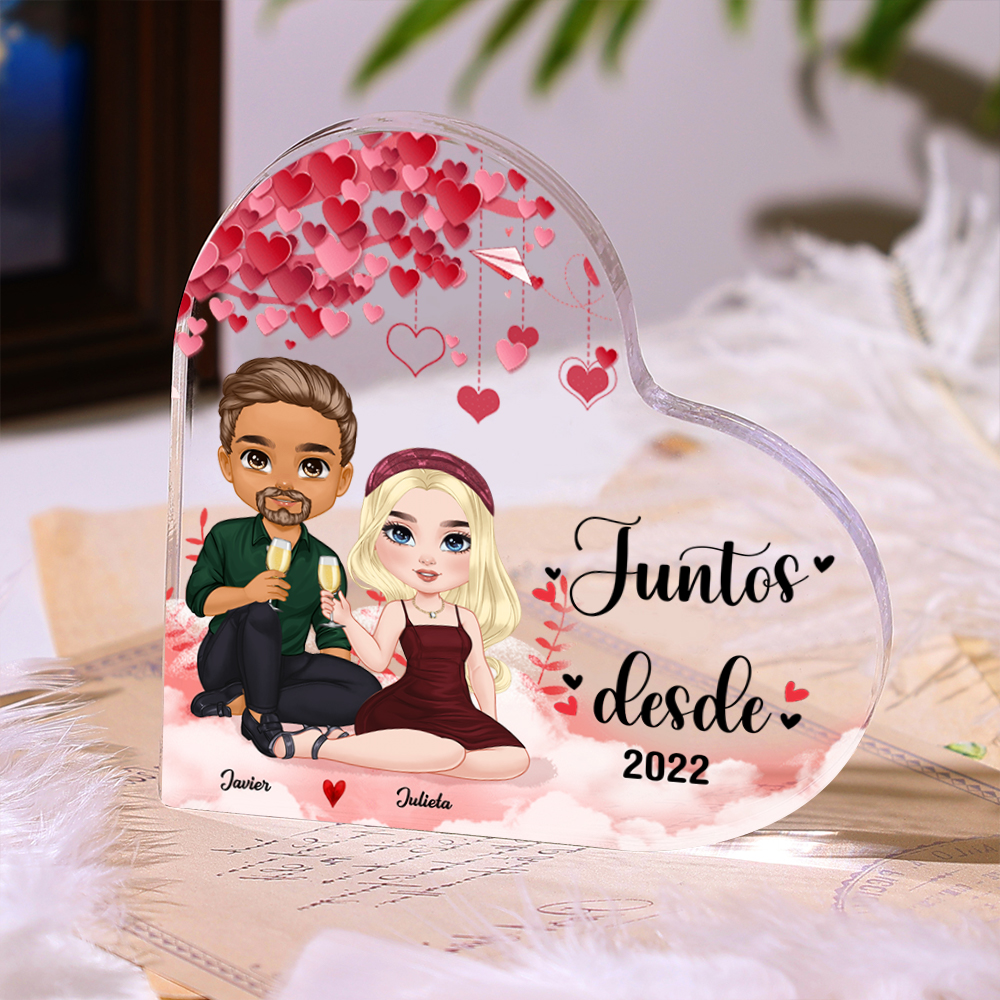 Placa de acrílico en forma de corazón de pareja sentada brindando con 2 nombres, figuras y año personalizados | Jessemade
