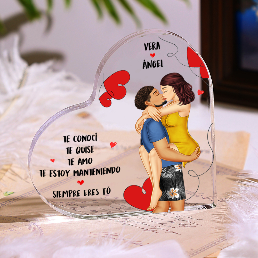 Placa de acrílico en forma de corazón de pareja abrazando con 2 nombres y figuras personalizados | Jessemade