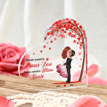 Placa de acrílico en forma de corazón de pareja abrazada con 2 nombres y figuras personalizados | Jessemade