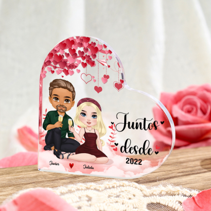 Placa de acrílico en forma de corazón de pareja sentada brindando con 2 nombres, figuras y año personalizados | Jessemade