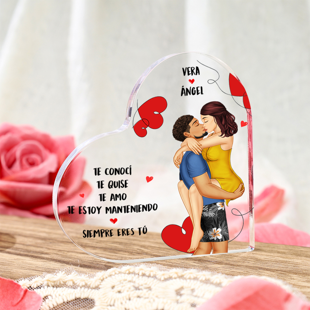 Placa de acrílico en forma de corazón de pareja abrazando con 2 nombre
