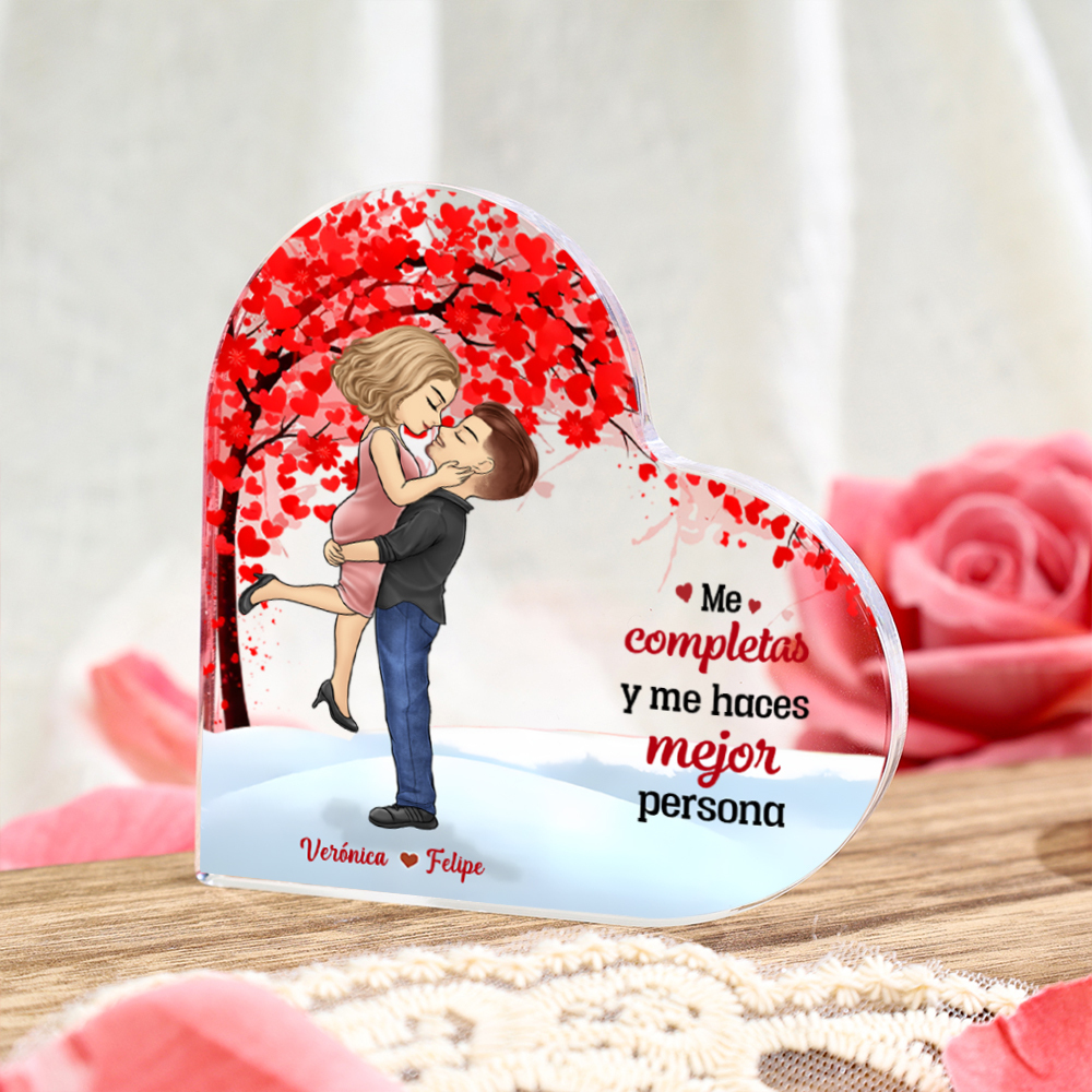 Placa de acrílico en forma de corazón con 2 nombres, año y figuras personalizados