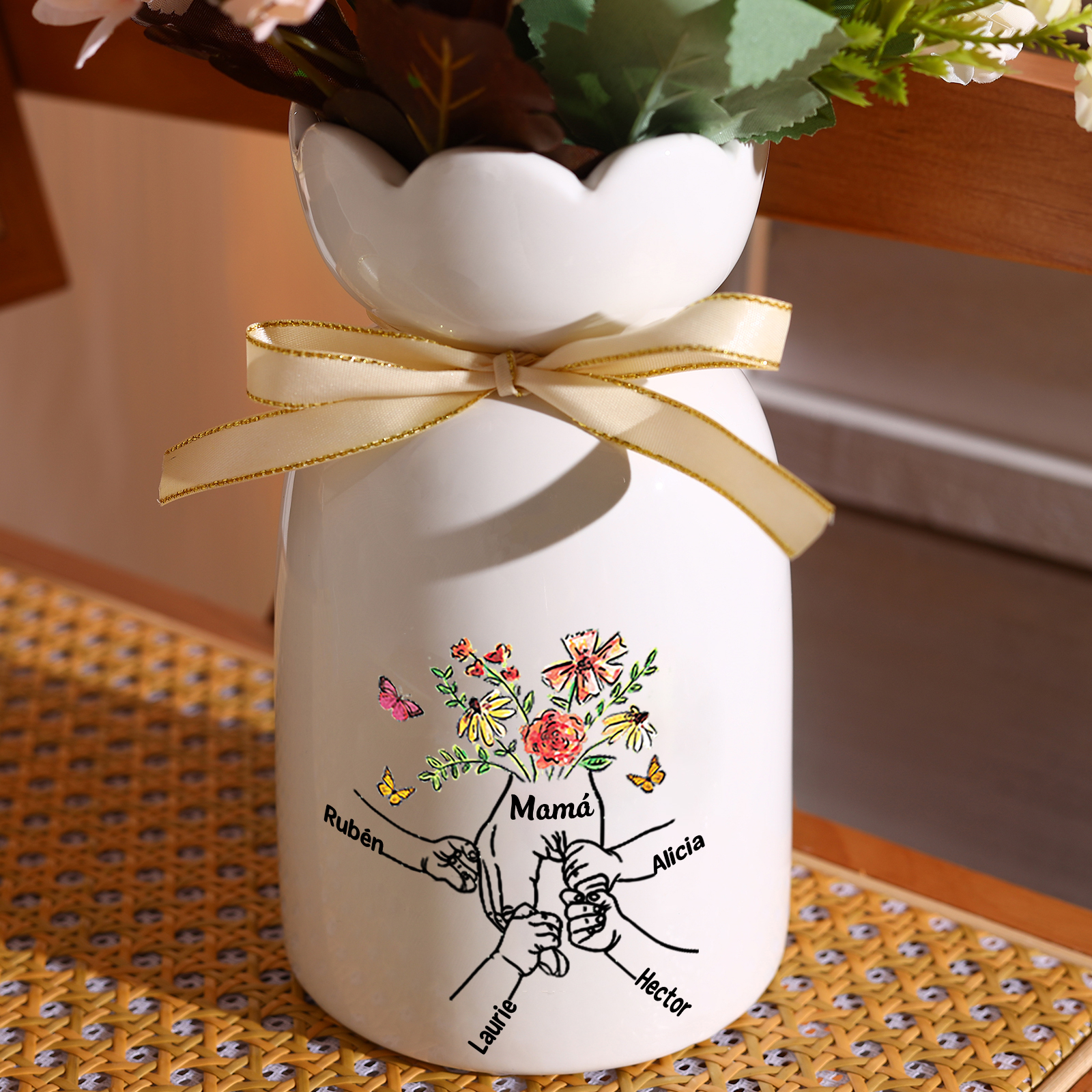 Jarrón personalizado con lazo, 2-8 nombres y 1 texto. Jarrón de cerámica con motivo de la mano en la mano