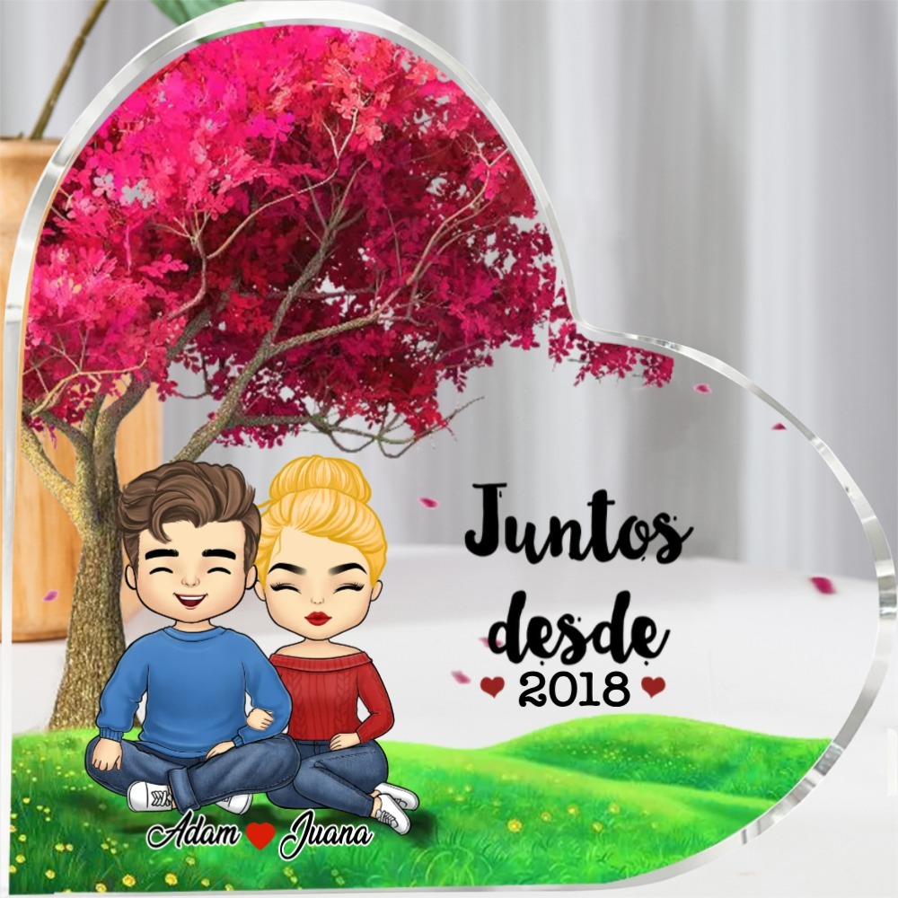 Placa de acrílico en forma de corazón con 2 nombres, año y figuras personalizados