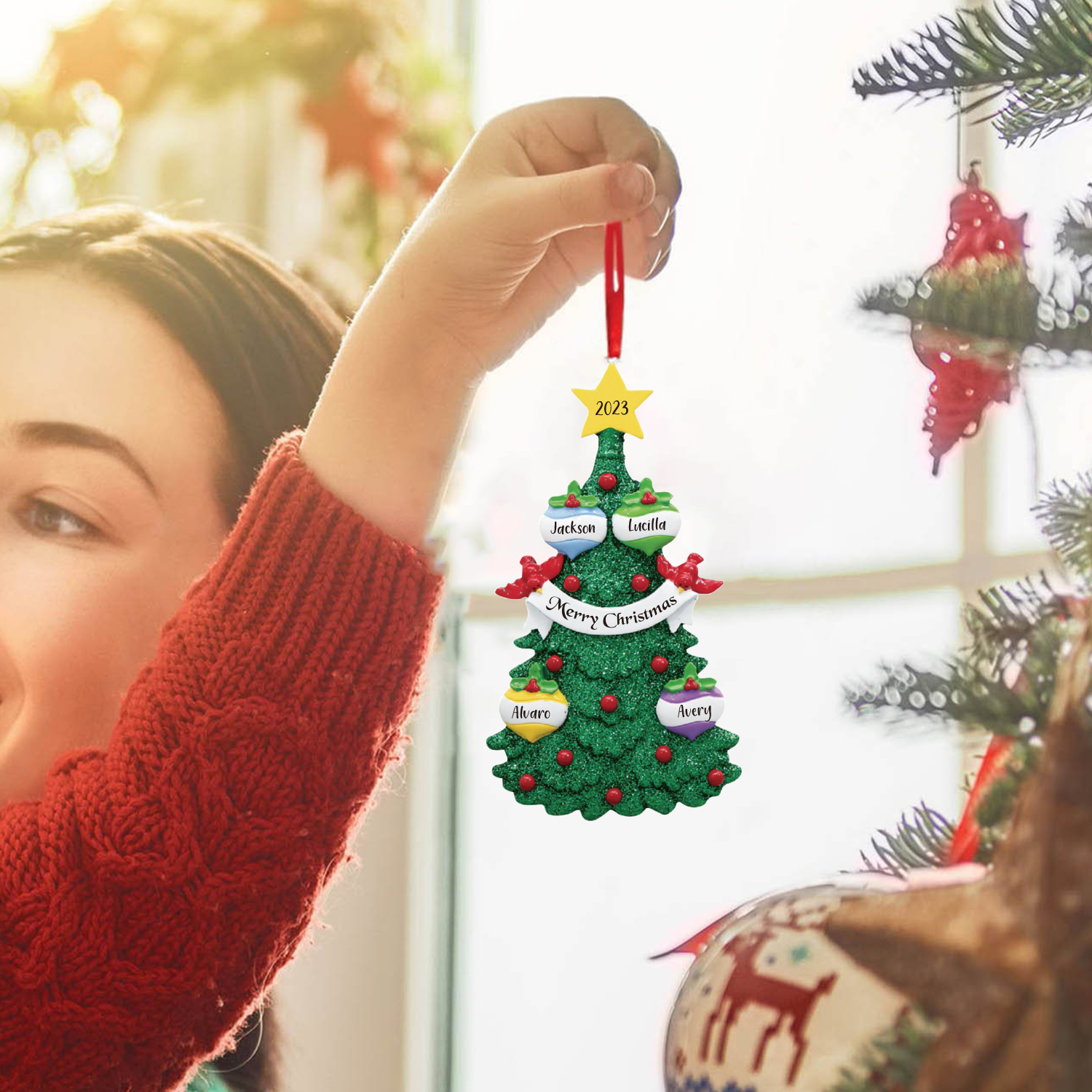 Navidad-Ornamento muñecos navideño de madera en forma de árbol 4 nombres, 1 texto y 1 año personalizados adorno del árbol-Jessemade ES