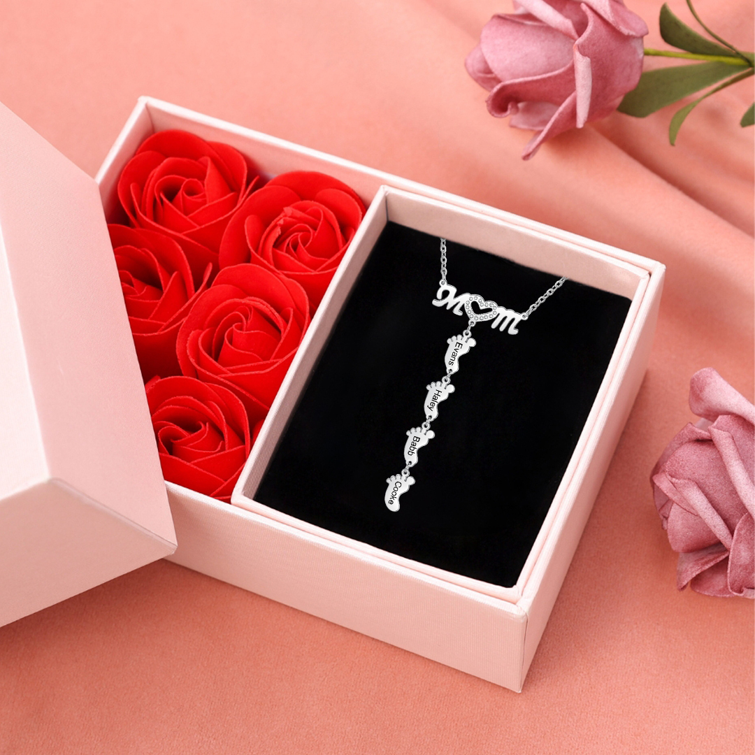 Collar "MoM" con colgante de huellas personalizadas con 4 nombres-Jessemade ES