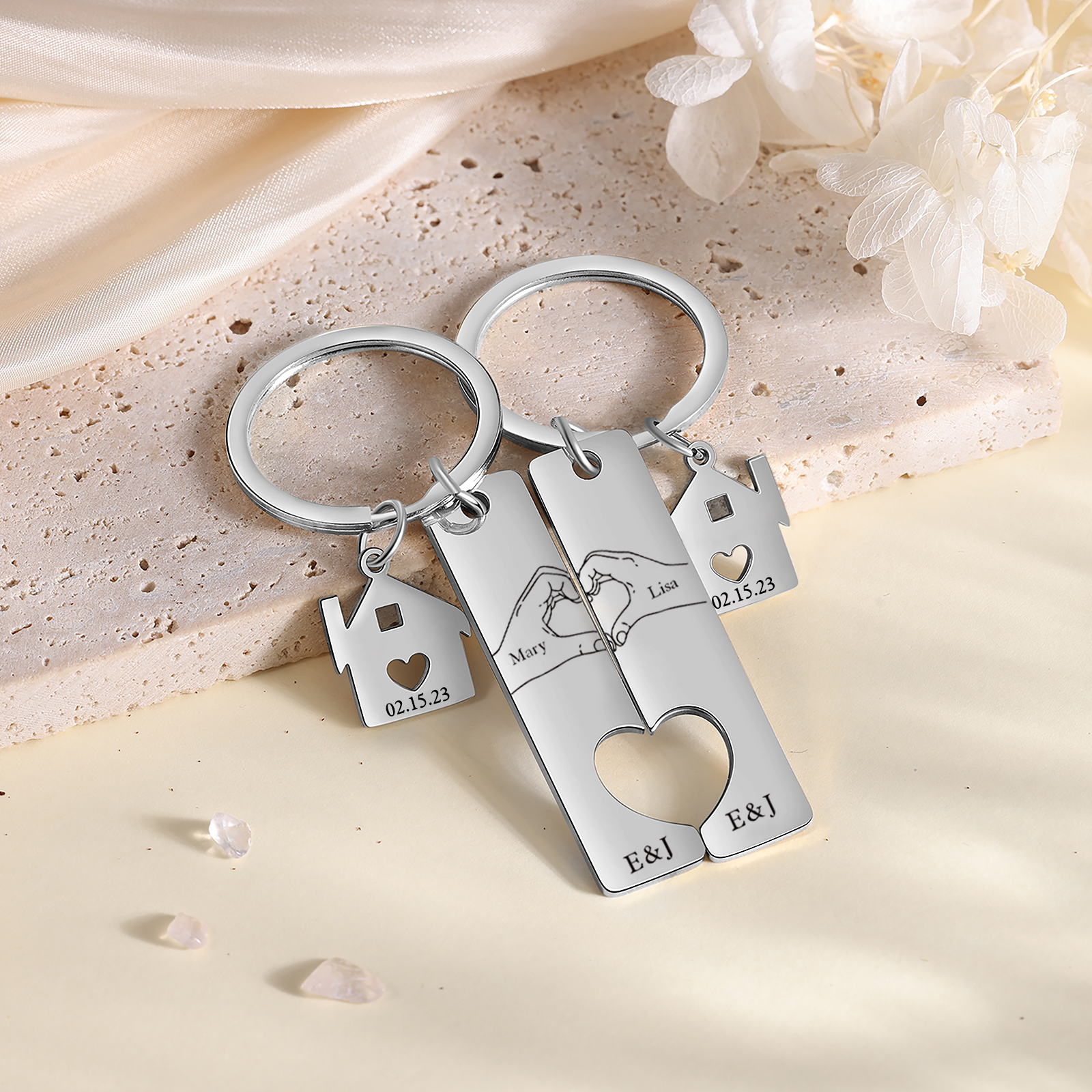 Llavero para pareja posando corazón con manos 2 nombres, 2 letras personalizados con fecha dije de casa-Jessemade ES