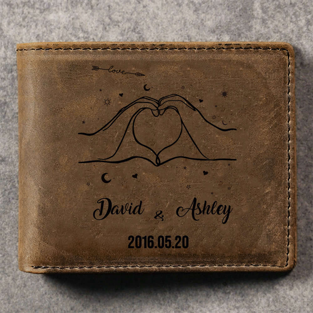 Cartera, billetera posando corazón con manos para pareja personalizada con 2 nombres y fecha-Jessemade ES