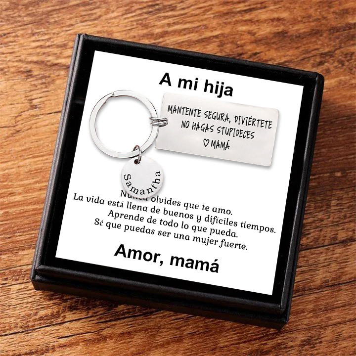 Llavero de placa "MANTENTE SEGURA, DIVIÉRTETE, NO HAGAS STUPIDECES" a hija de padres 1 nombre personalizado-Jessemade ES