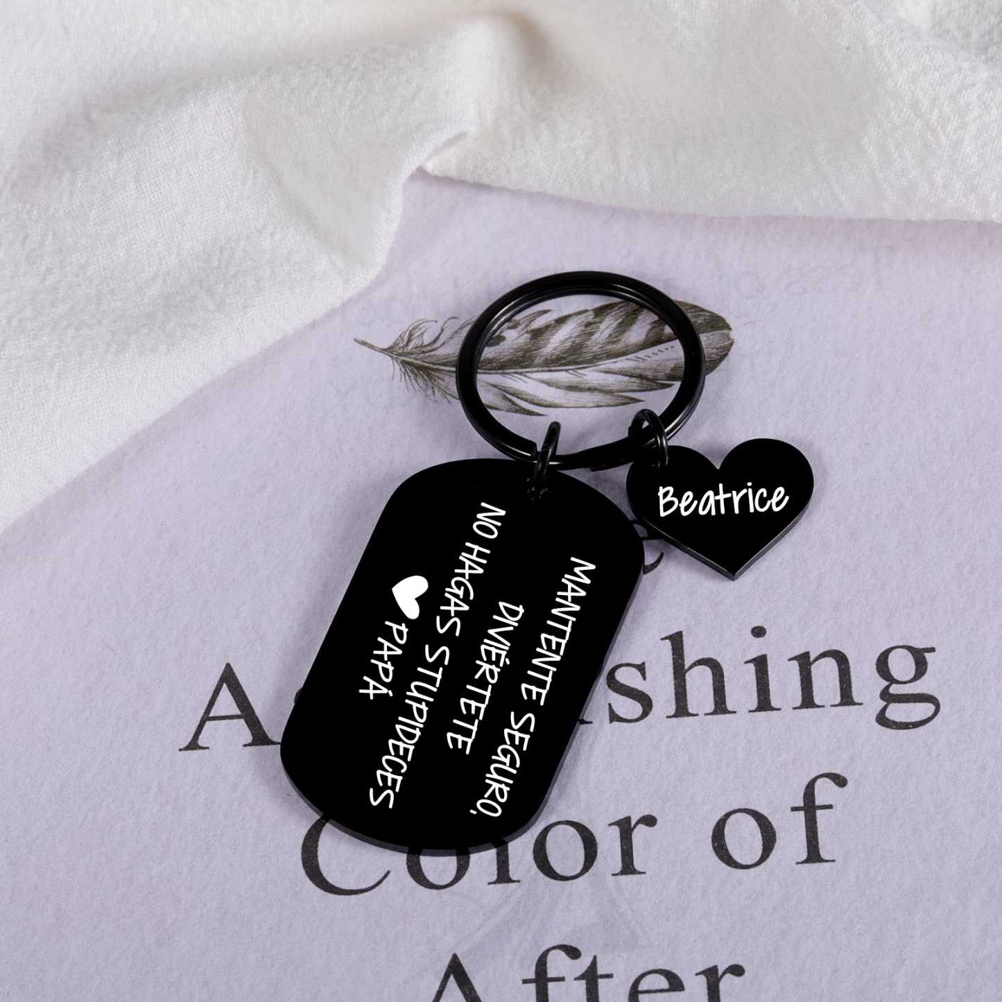 Llavero de placa "MANTENTE SEGURO, DIVIÉRTETE, NO HAGAS STUPIDECES" a hijo de padres 1 nombre personalizado-Jessemade ES