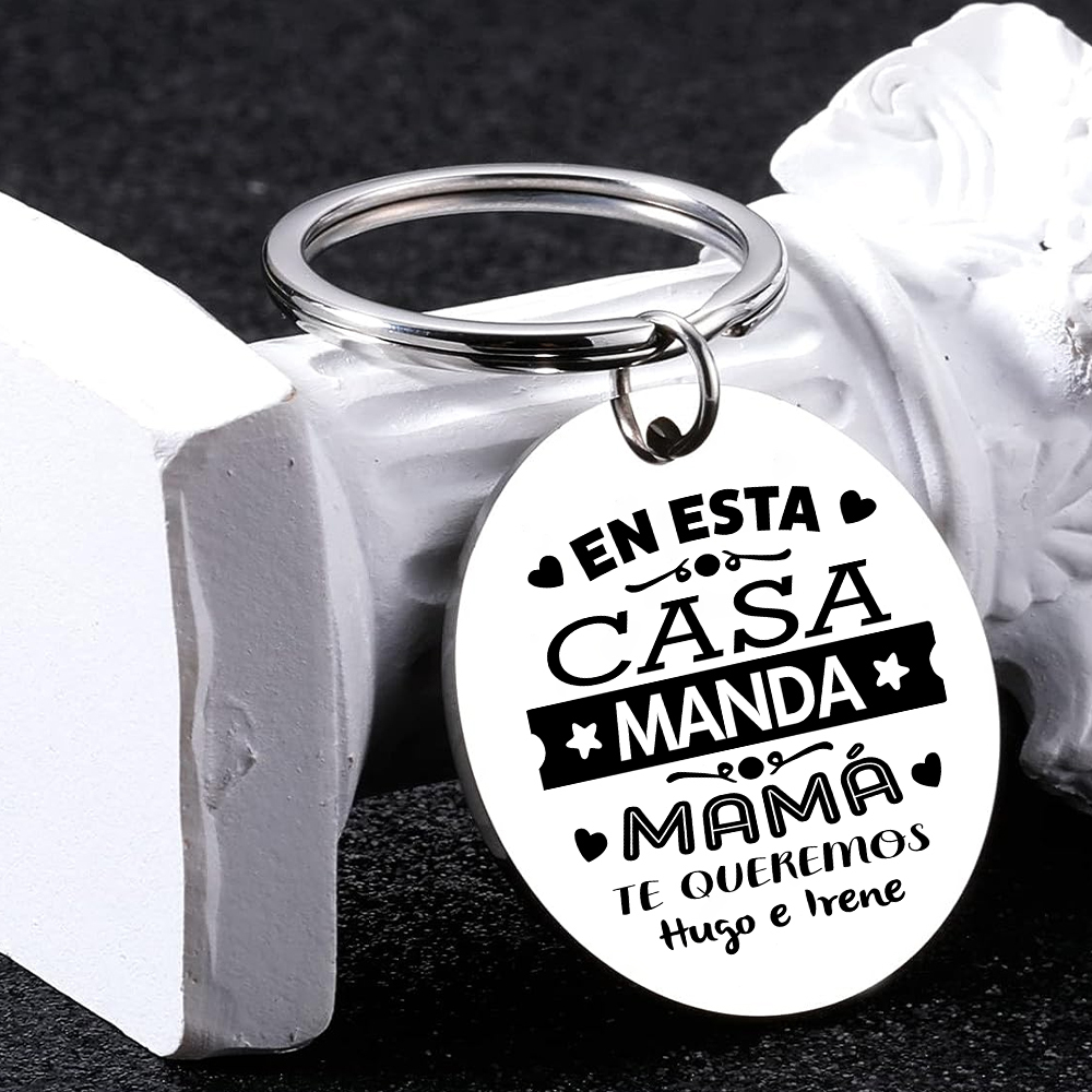 A mi mamá - Llavero de placa redonda "mamá manda" con 1 texto personalizado-Jessemade ES