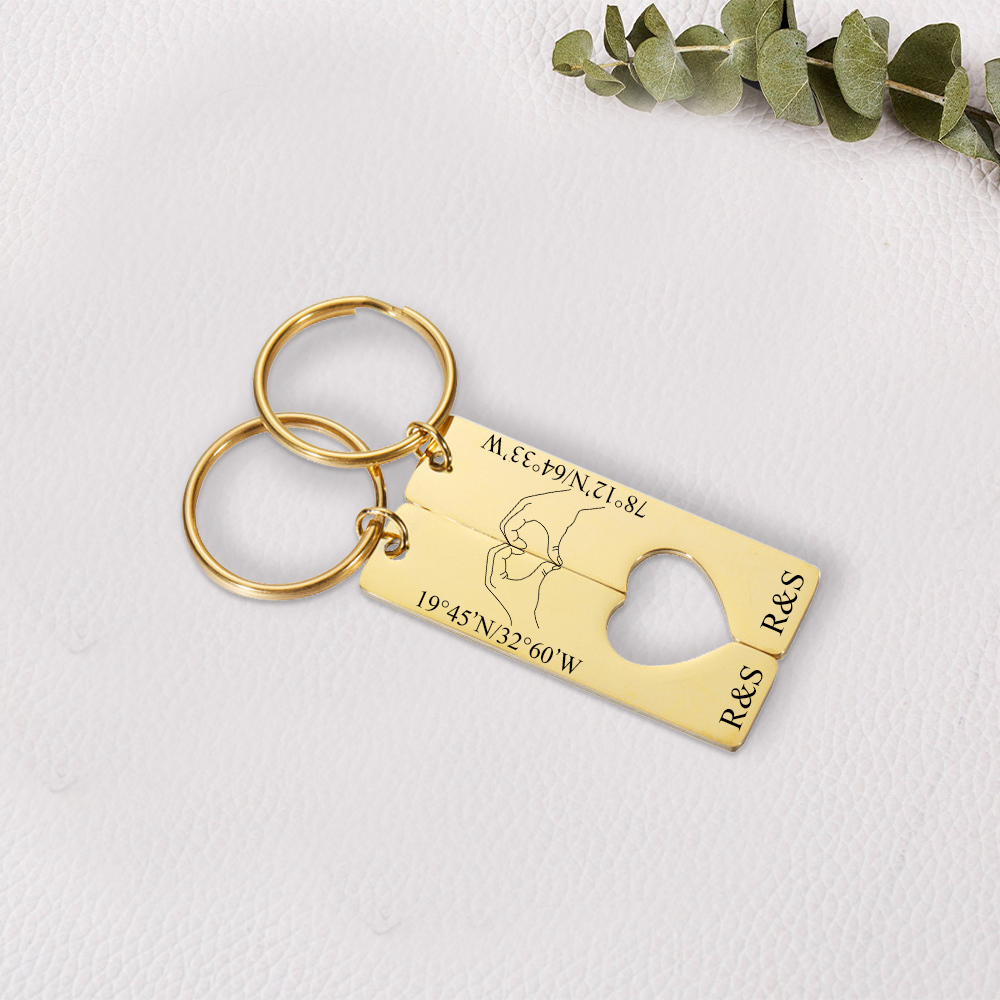 Llavero con corazón encajado para pareja posando corazón con manos 2 letras personalizadas con texto-Jessemade ES