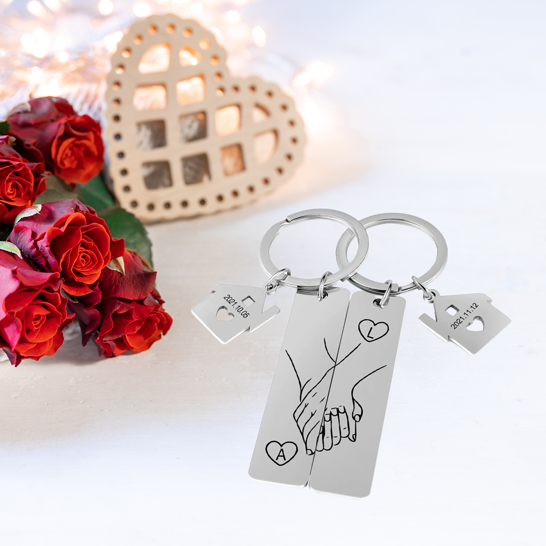 Llavero para pareja mano con mano 2 letras personalizadas con fecha con colgante de casa | Jessemade