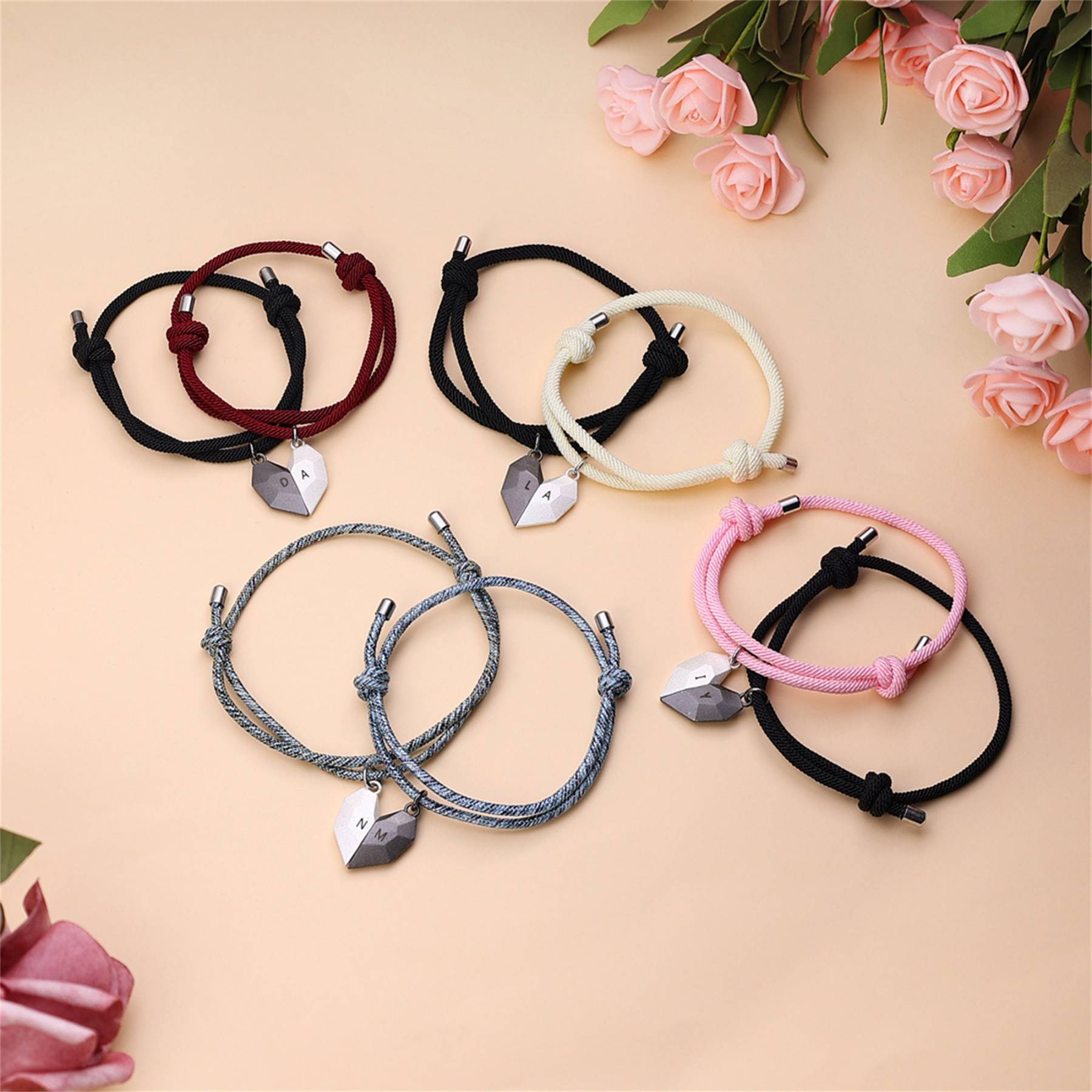Pulseras de cuerda personalizadas con 2 letras para pareja con dije de corazón magnético | Jessemade