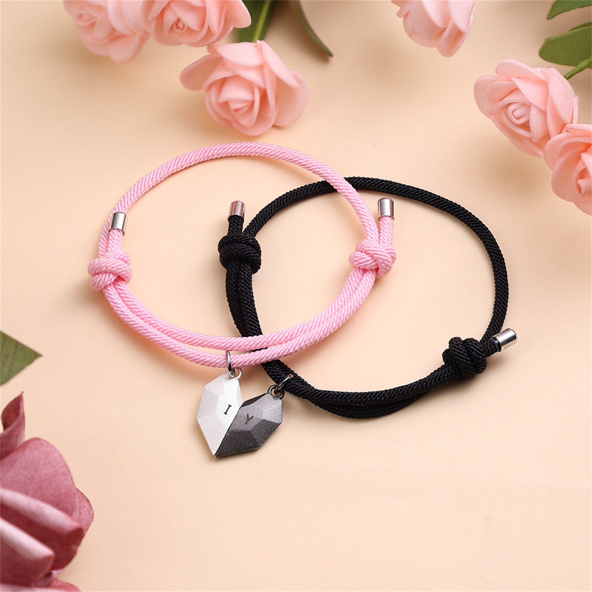 Pulseras de cuerda personalizadas con 2 letras para pareja con dije de corazón magnético | Jessemade