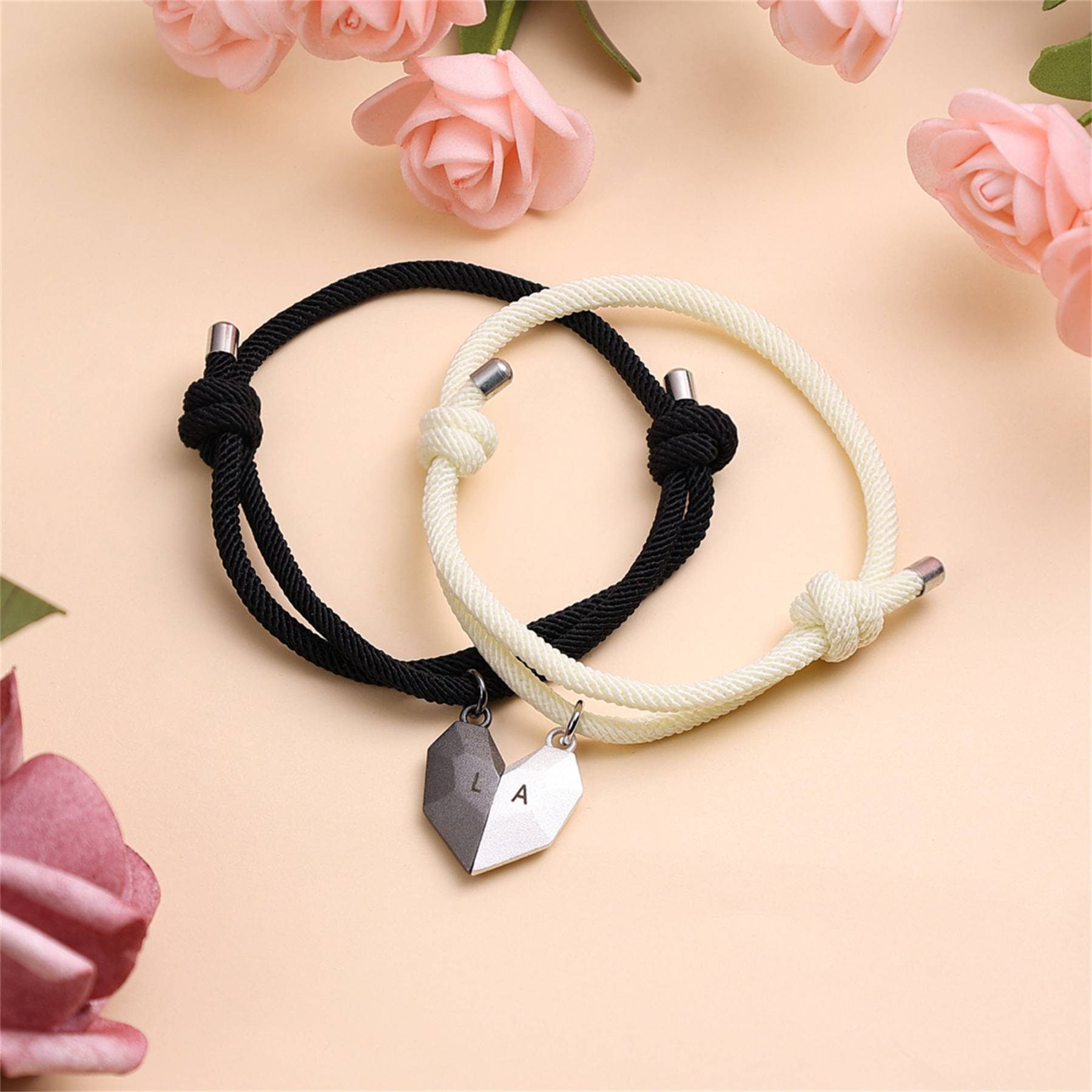 Pulseras de cuerda personalizadas con 2 letras para pareja con dije de corazón magnético | Jessemade