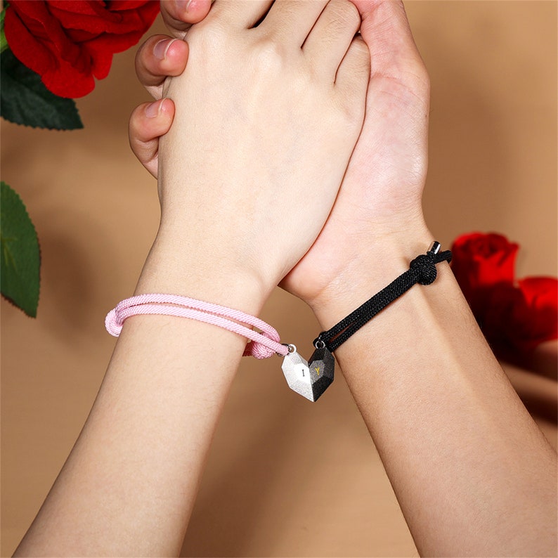 Pulseras de cuerda personalizadas con 2 letras para pareja con dije de corazón magnético | Jessemade