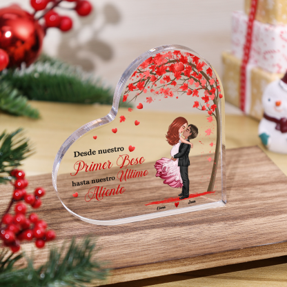 Placa de acrílico en forma de corazón de pareja abrazada con 2 nombres
