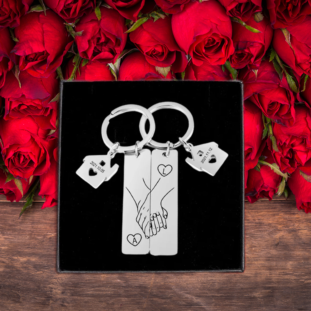 Llavero para pareja mano con mano 2 letras personalizadas con fecha con colgante de casa | Jessemade