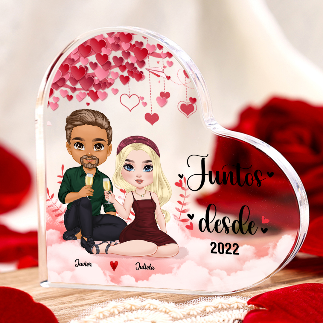 Placa de acrílico en forma de corazón de pareja sentada brindando con 