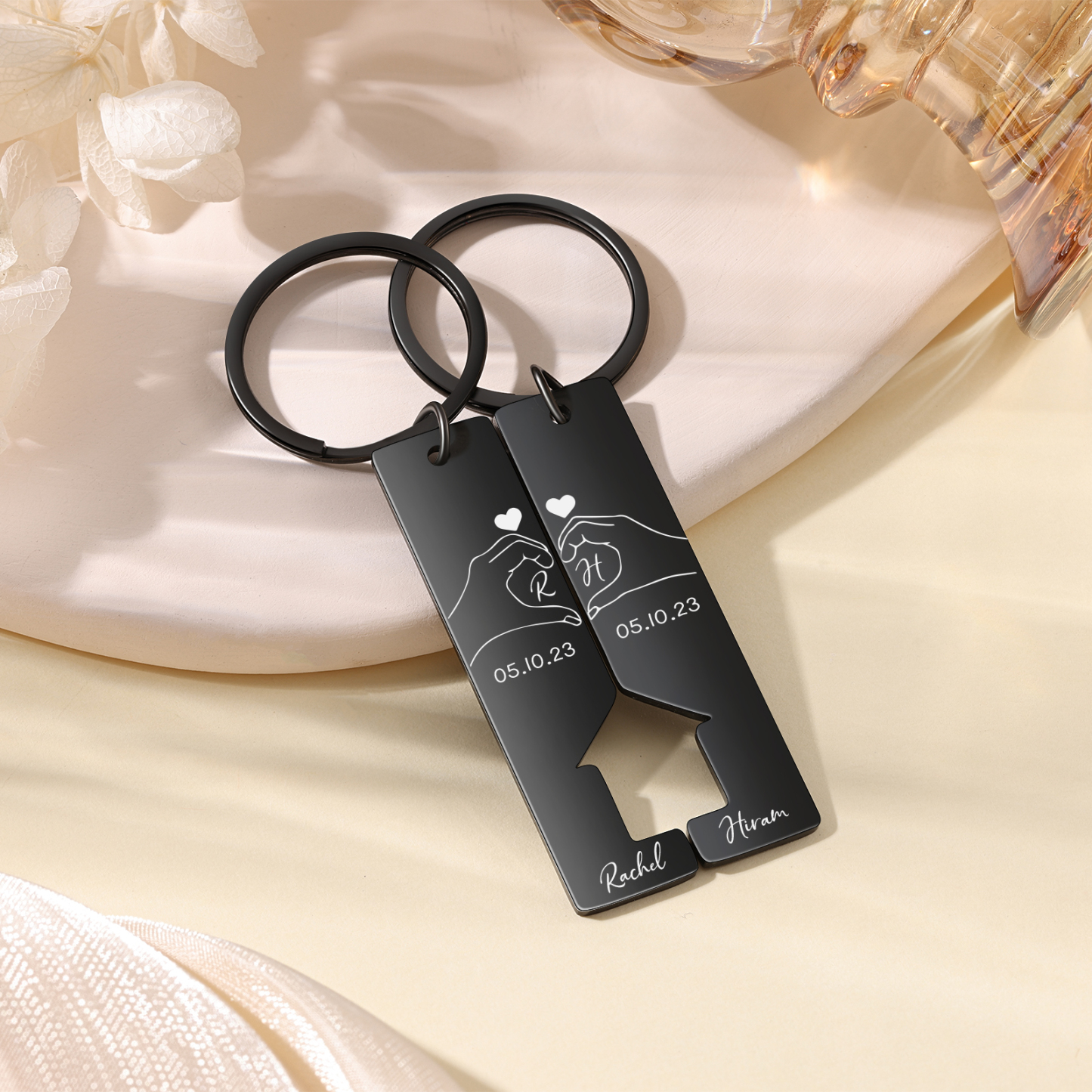 A mi querido-Llavero con casa encajada para pareja posando corazón con manos 2 nombres, 2 letras personalizadas con fecha-Jessemade ES