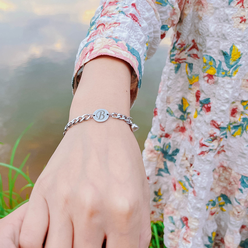 Pulseras de acero personalizadas para pareja con dije de corazón de rompecabezas magnético 2 letras-Jessemade ES
