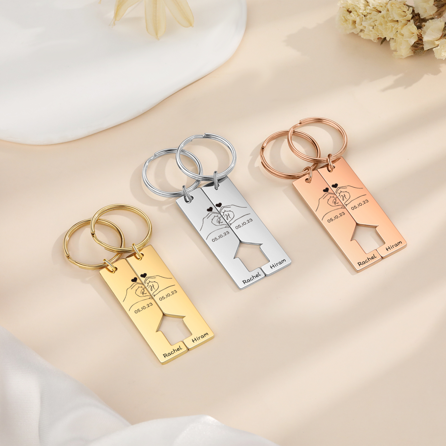 A mi querido-Llavero con casa encajada para pareja posando corazón con manos 2 nombres, 2 letras personalizadas con fecha-Jessemade ES