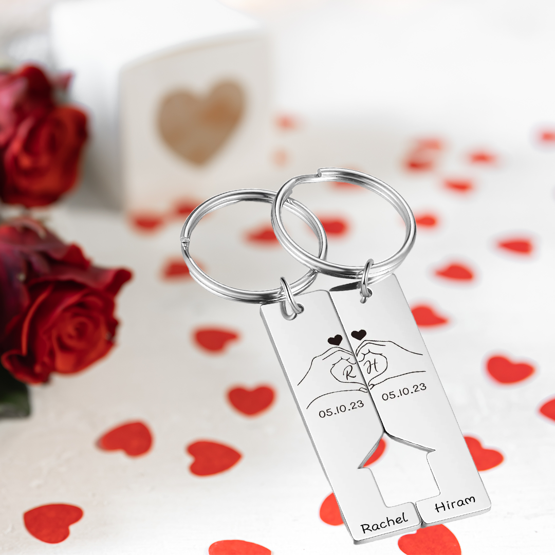 Llavero con casa encajada para pareja posando corazón con manos 2 nombres, 2 letras personalizadas con fecha | Jessemade