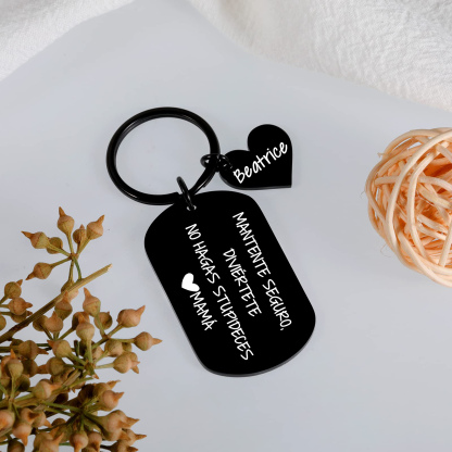 Llavero de placa "MANTENTE SEGURO, DIVIÉRTETE, NO HAGAS STUPIDECES" a hijo de padres 1 nombre personalizado-Jessemade ES