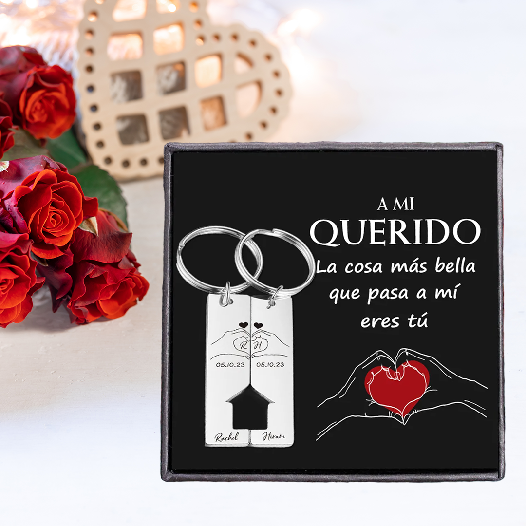 A mi querido-Llavero con casa encajada para pareja posando corazón con manos 2 nombres, 2 letras personalizadas con fecha | Jessemade