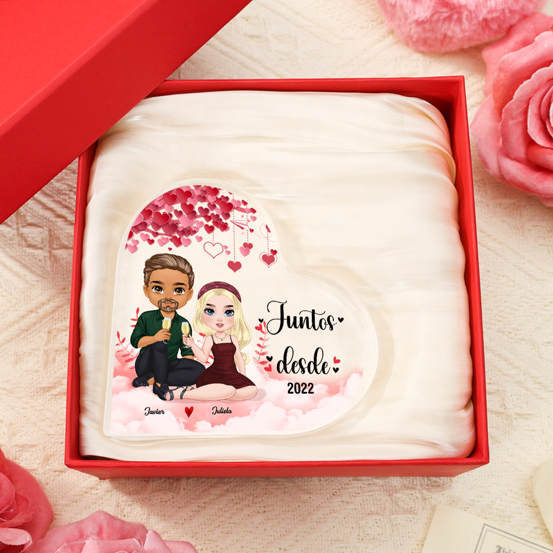Placa de acrílico en forma de corazón de pareja sentada brindando con 2 nombres, figuras y año personalizados | Jessemade