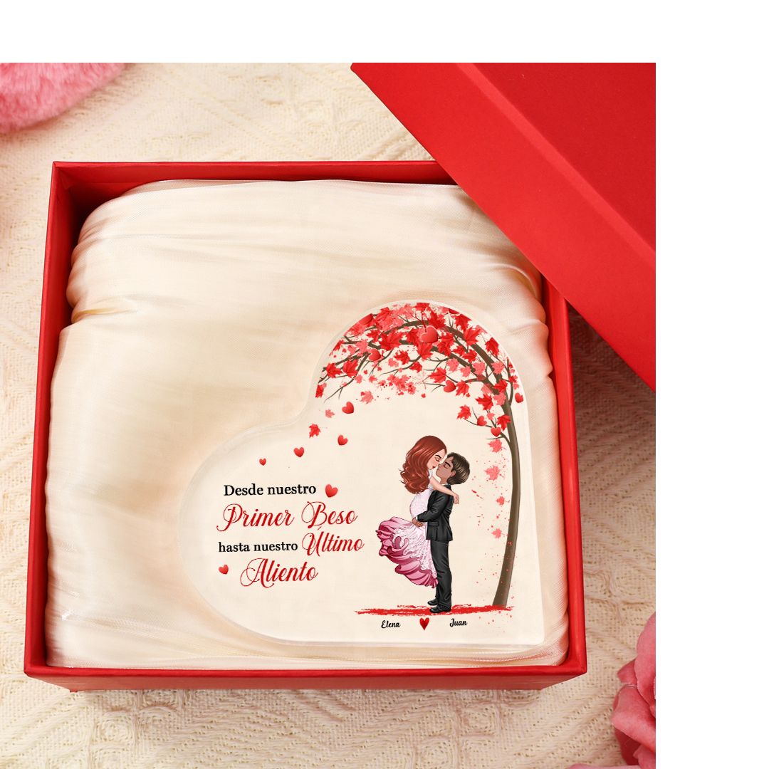 Placa de acrílico en forma de corazón de pareja abrazada con 2 nombres y figuras personalizados | Jessemade