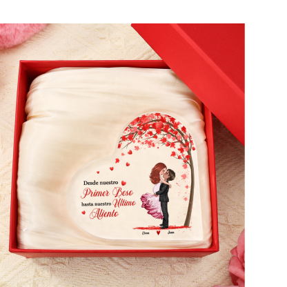 Placa de acrílico en forma de corazón de pareja abrazada con 2 nombres y figuras personalizados | Jessemade