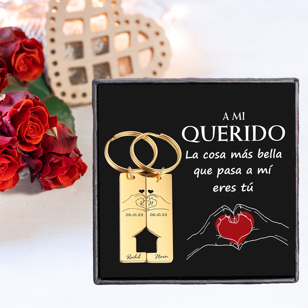 A mi querido-Llavero con casa encajada para pareja posando corazón con manos 2 nombres, 2 letras personalizadas con fecha | Jessemade