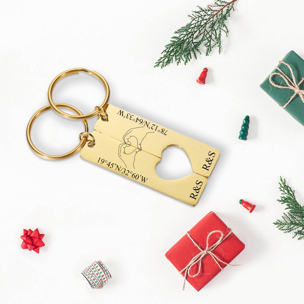 Llavero con corazón encajado para pareja posando corazón con manos 2 letras personalizadas con texto-Jessemade ES