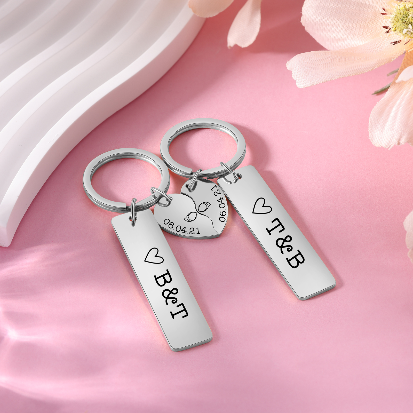 Famweylami Llaveros De Mujer Con Letras,Llavero Con Inicial,Regalos Para Esposas, Novias, Damas, Madres, Amigos