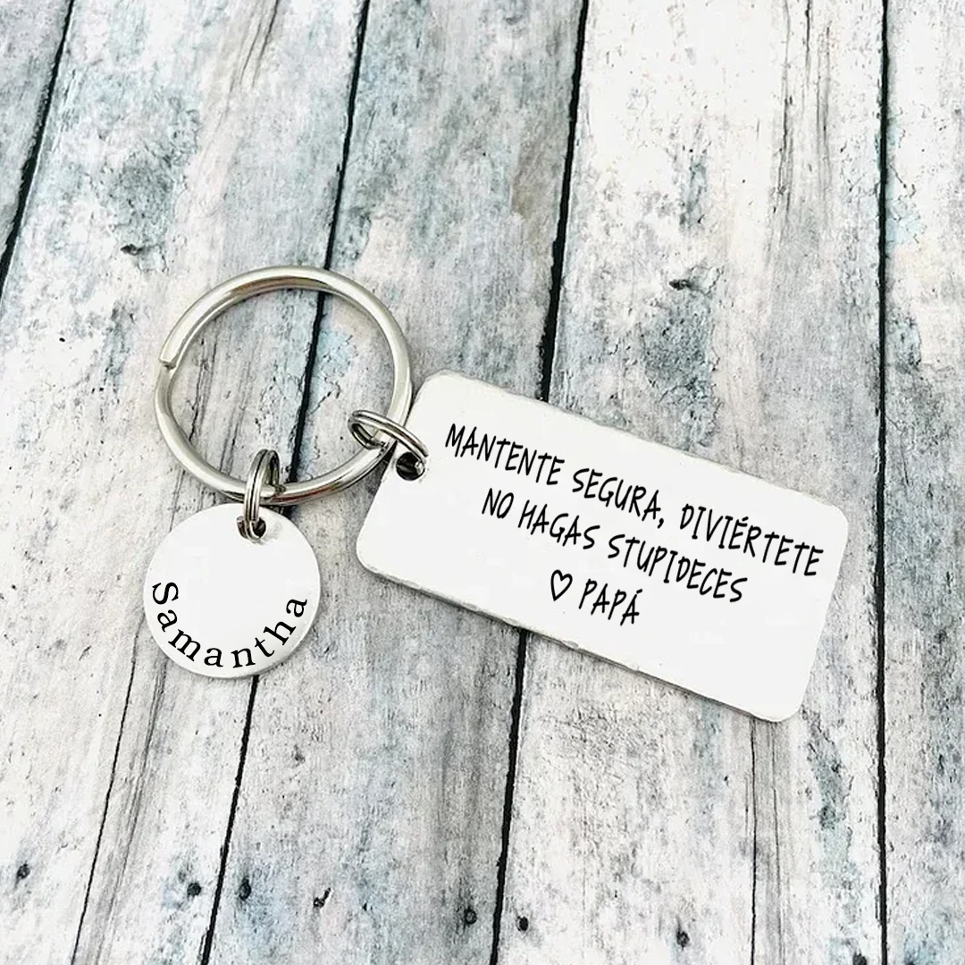Llavero de placa "MANTENTE SEGURA, DIVIÉRTETE, NO HAGAS STUPIDECES" a hija de padres 1 nombre personalizado-Jessemade ES