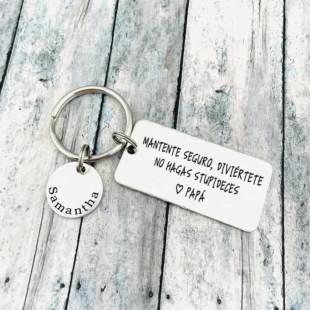Llavero de placa "MANTENTE SEGURO, DIVIÉRTETE, NO HAGAS STUPIDECES" a hijo de padres 1 nombre personalizado-Jessemade ES