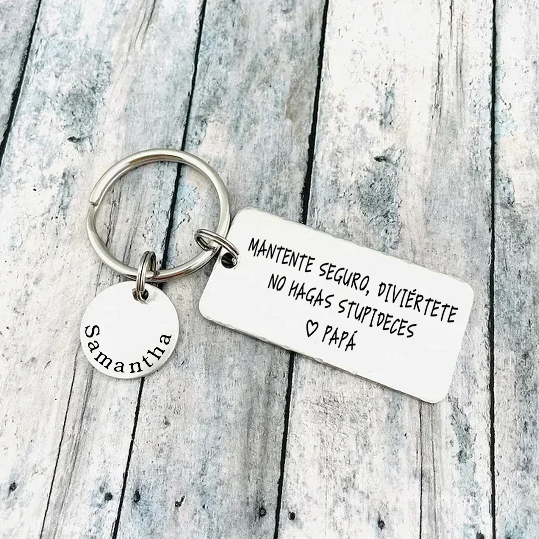 Llavero de placa "MANTENTE SEGURO, DIVIÉRTETE, NO HAGAS STUPIDECES" a hijo de padres 1 nombre personalizado-Jessemade ES
