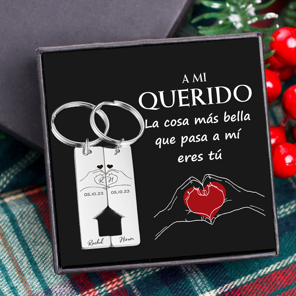 A mi querido-Llavero con casa encajada para pareja posando corazón con manos 2 nombres, 2 letras personalizadas con fecha-Jessemade ES